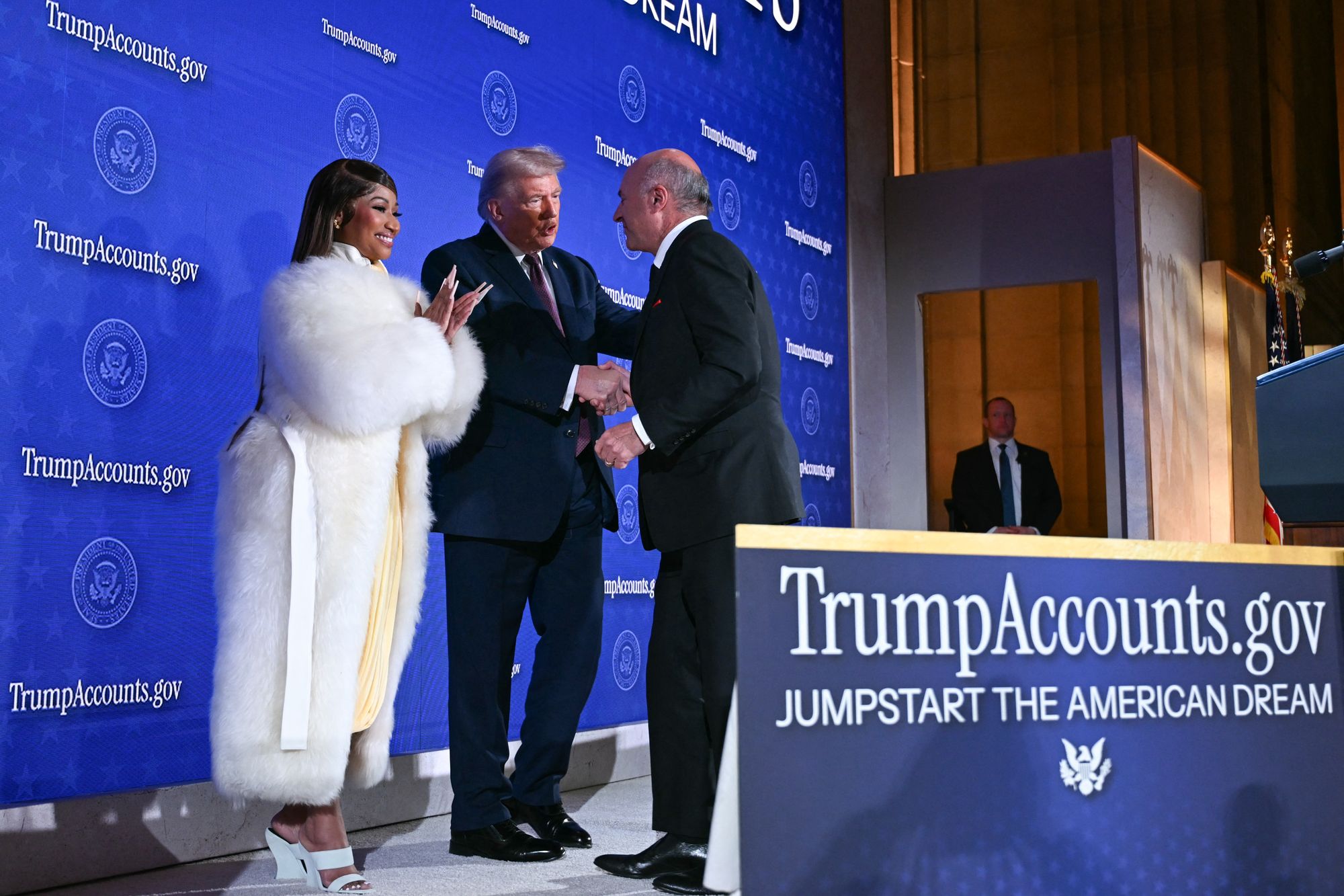 La estrella de Shark Tank Kevin O’Leary también subió al escenario para hablar de economía