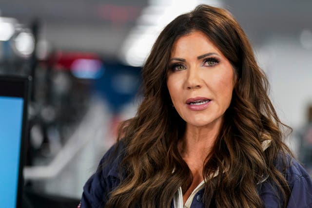 <p>Acusan a la secretaria de Seguridad Nacional de EE. UU., Kristi Noem, de buscar “pulir su propia fama siempre que puede”</p>