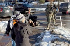 Videos muestran a Pretti forcejeando con agentes federales en Minneapolis 11 días antes de su muerte