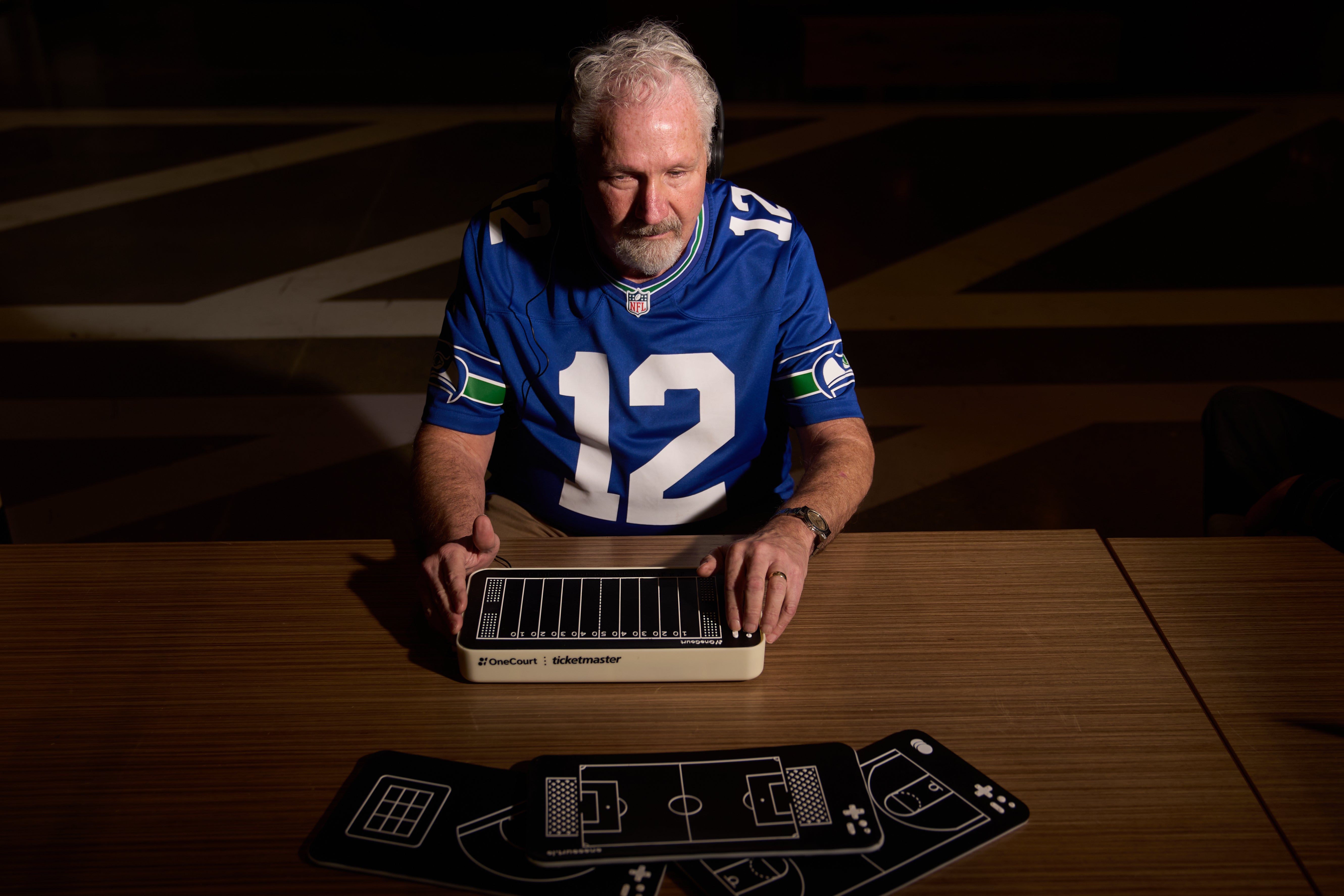 <p>La startup con sede en Seattle utiliza los datos de seguimiento de la NFL de Genius Sports y los traduce en retroalimentación para el dispositivo para crear vibraciones únicas para jugadas como tacleadas y touchdowns.</p>