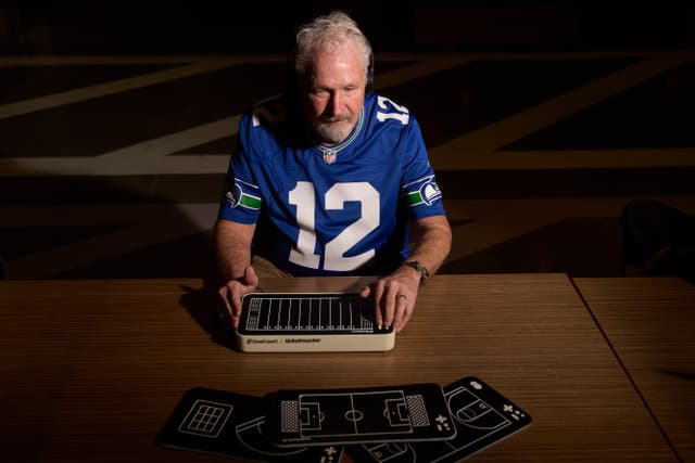 <p>La startup con sede en Seattle utiliza los datos de seguimiento de la NFL de Genius Sports y los traduce en retroalimentación para el dispositivo para crear vibraciones únicas para jugadas como tacleadas y touchdowns.</p>