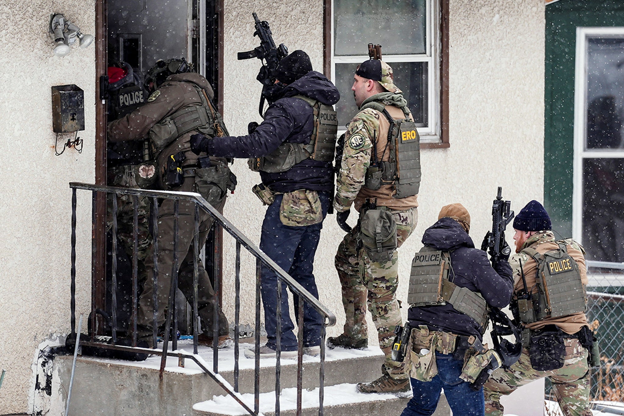 La llegada de Homan a Minnesota siguió a la salida en el terreno del jefe Greg Bovino, la cara visible al mando de las redadas.