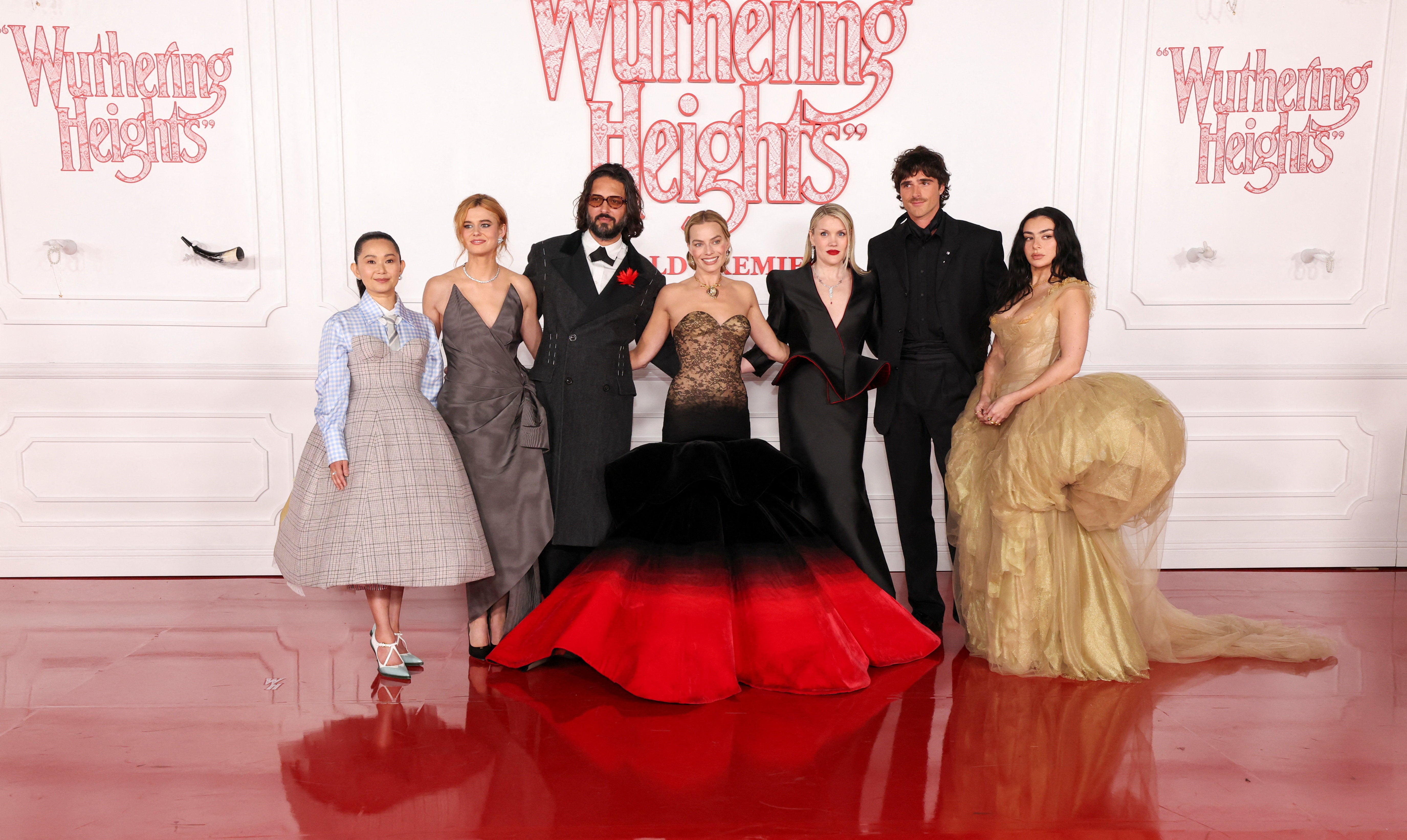 Hong Chau, Alison Oliver, Shazad Latif, Margot Robbie, Jacob Elordi, el director Emerald Fennell y Charli XCX en el estreno