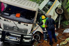 Choque entre minibús y camión causa al menos 11 muertos en Sudáfrica