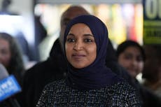Departamento de Justicia acusa a hombre por arrojar vinagre a la representante Ilhan Omar