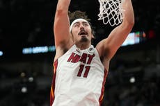 Powell anota 21 puntos y Heat supera a Bulls por 116-113