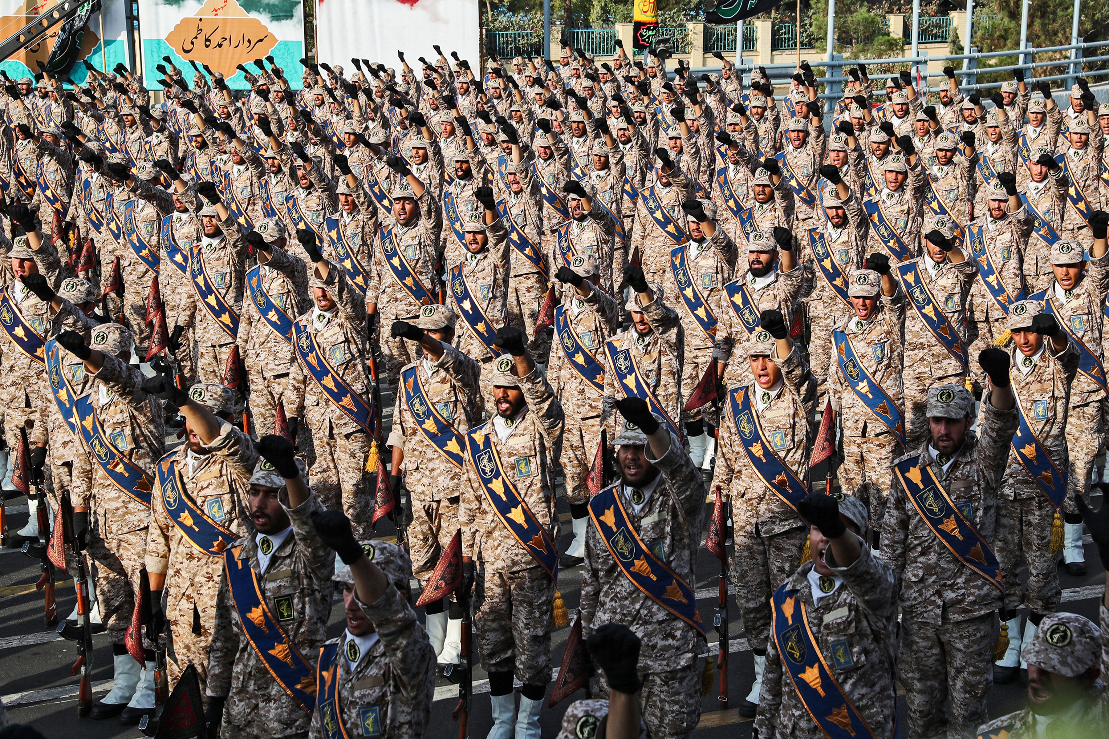 Miembros de la Guardia Revolucionaria Islámica de Irán (IRGC) saludan durante un desfile militar en Teherán