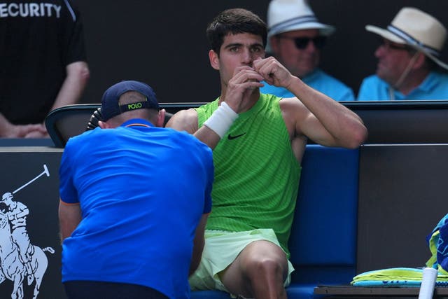 <p>Carlos Alcaraz, de España, recibe atención médica durante su partido de semifinales ante Alexander Zverev</p>