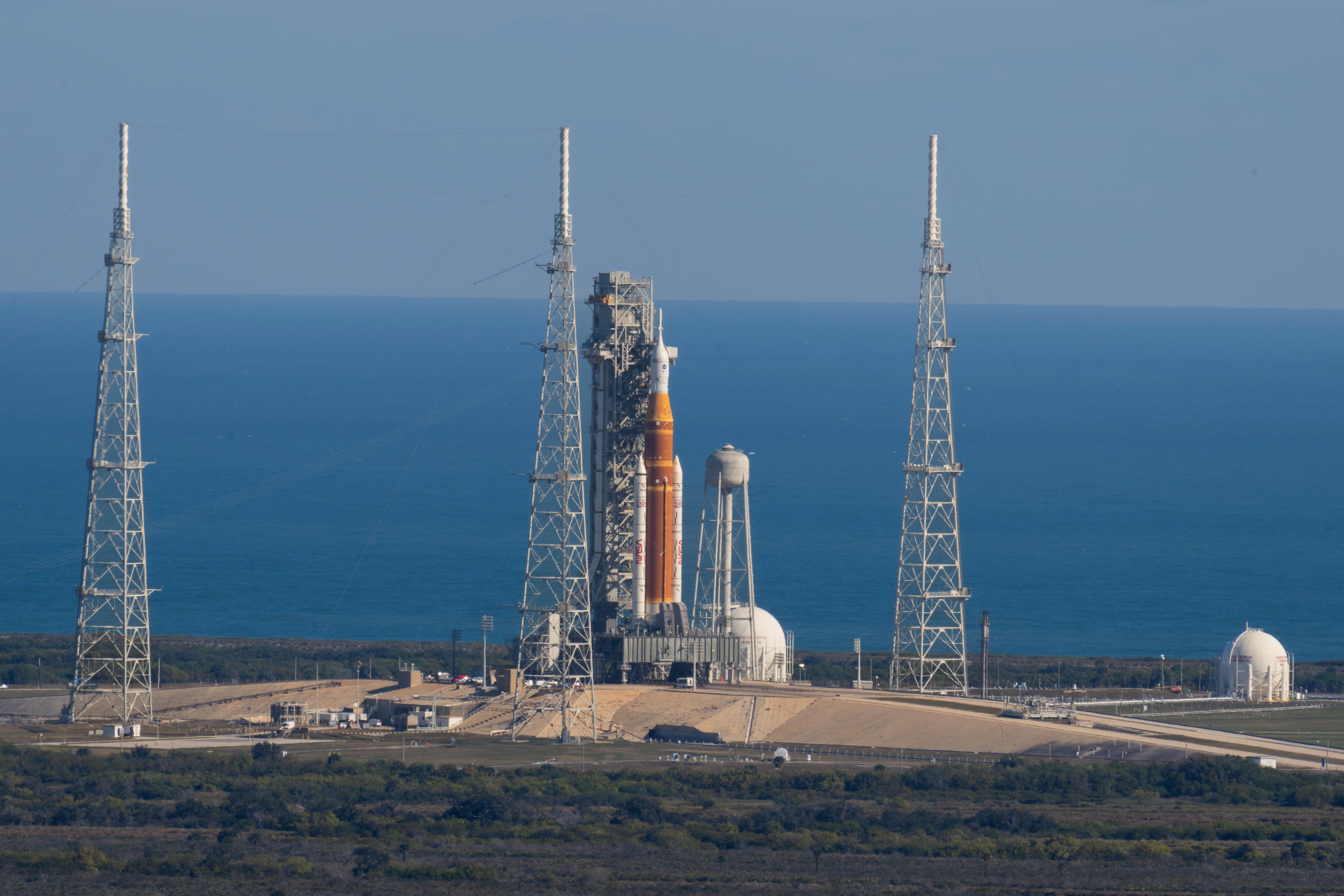 El cohete SLS (Space Launch System) de Artemis II, con la nave Orion sobre una plataforma móvil de lanzamiento, en el Complejo de Lanzamiento 39B, el 29 de enero de 2026, en el Centro Espacial Kennedy de la NASA, en Florida