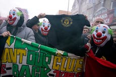 Con máscaras de payaso, aficionados del Man United protestan contra los dueños del club