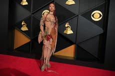FKA twigs, Addison Rae y otros lucen moda atrevida y divertida en la alfombra roja de los Grammy