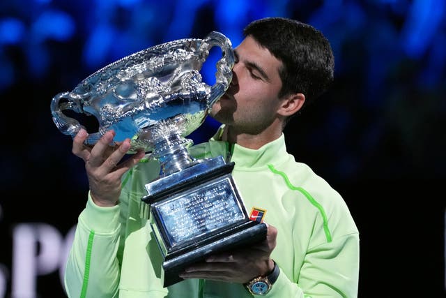 <p>Según informes de los medios australianos, Alcaraz pasó la noche después de su victoria con su familia en su suite de hotel, pidiendo pizza, cerveza y champán.</p>