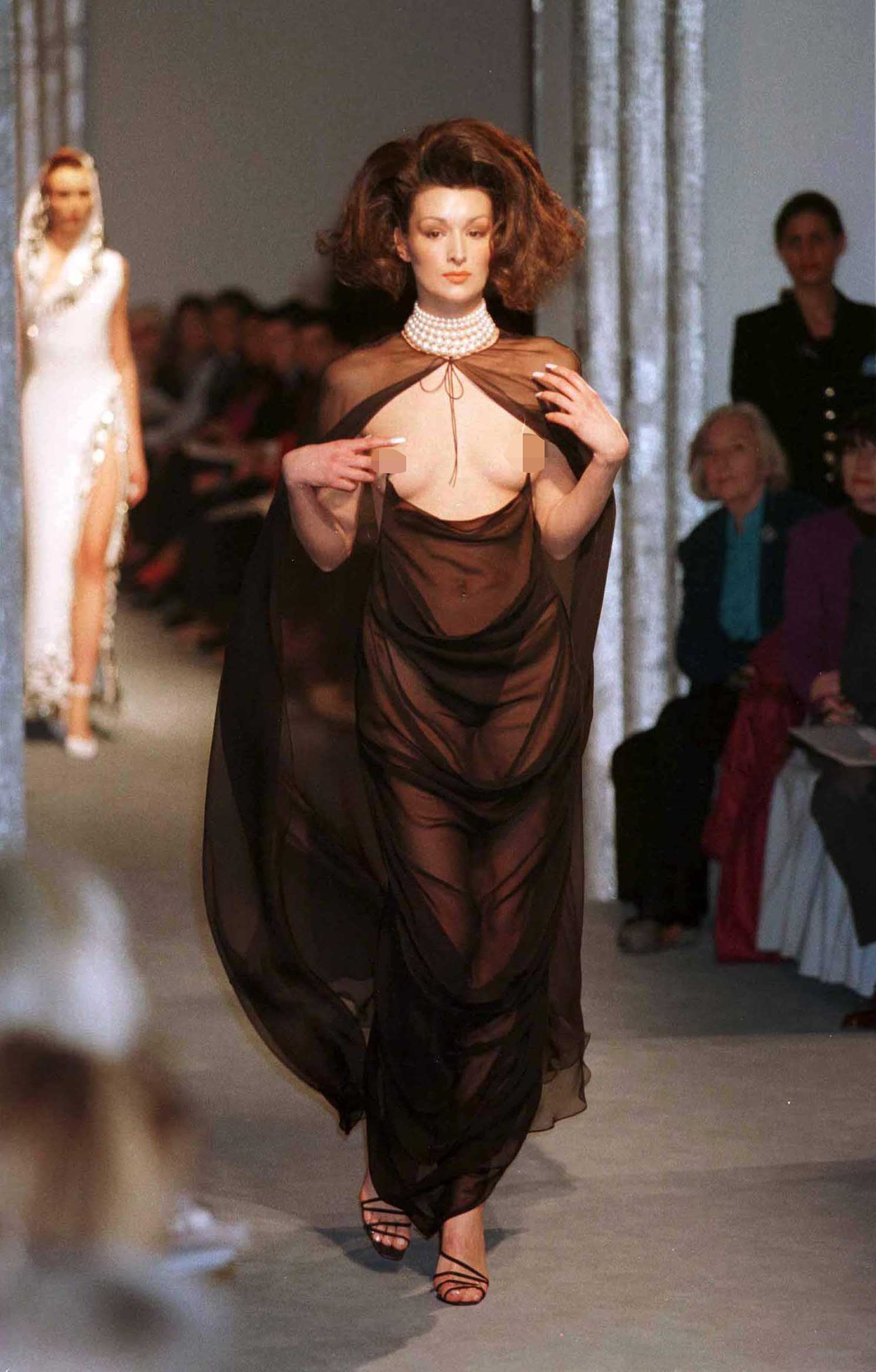 La modelo belga Erica Vanbriel afirma que fue “estresante” lucir el vestido en la pasarela