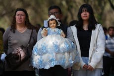 Cientos de fieles celebran en México la Candelaria llevando a bendecir sus figuras del "niño dios"
