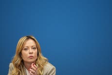 Investigan aparición de un querubín parecido a Meloni en una iglesia de Italia