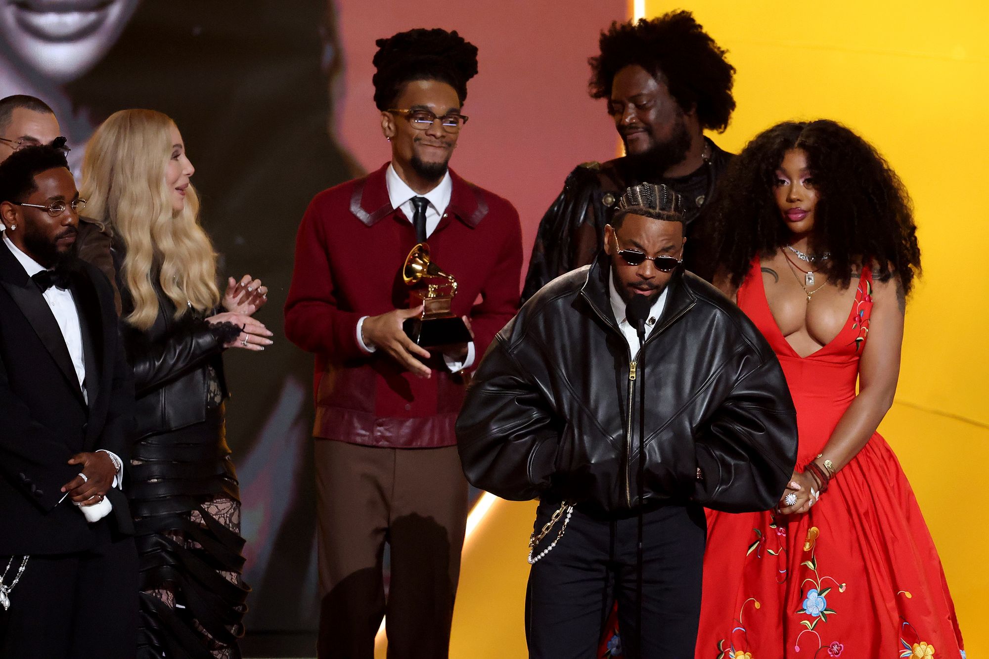 Kendrick Lamar (con SZA, a la derecha) recibe el premio a grabación del año por su colaboración en ‘Luther’