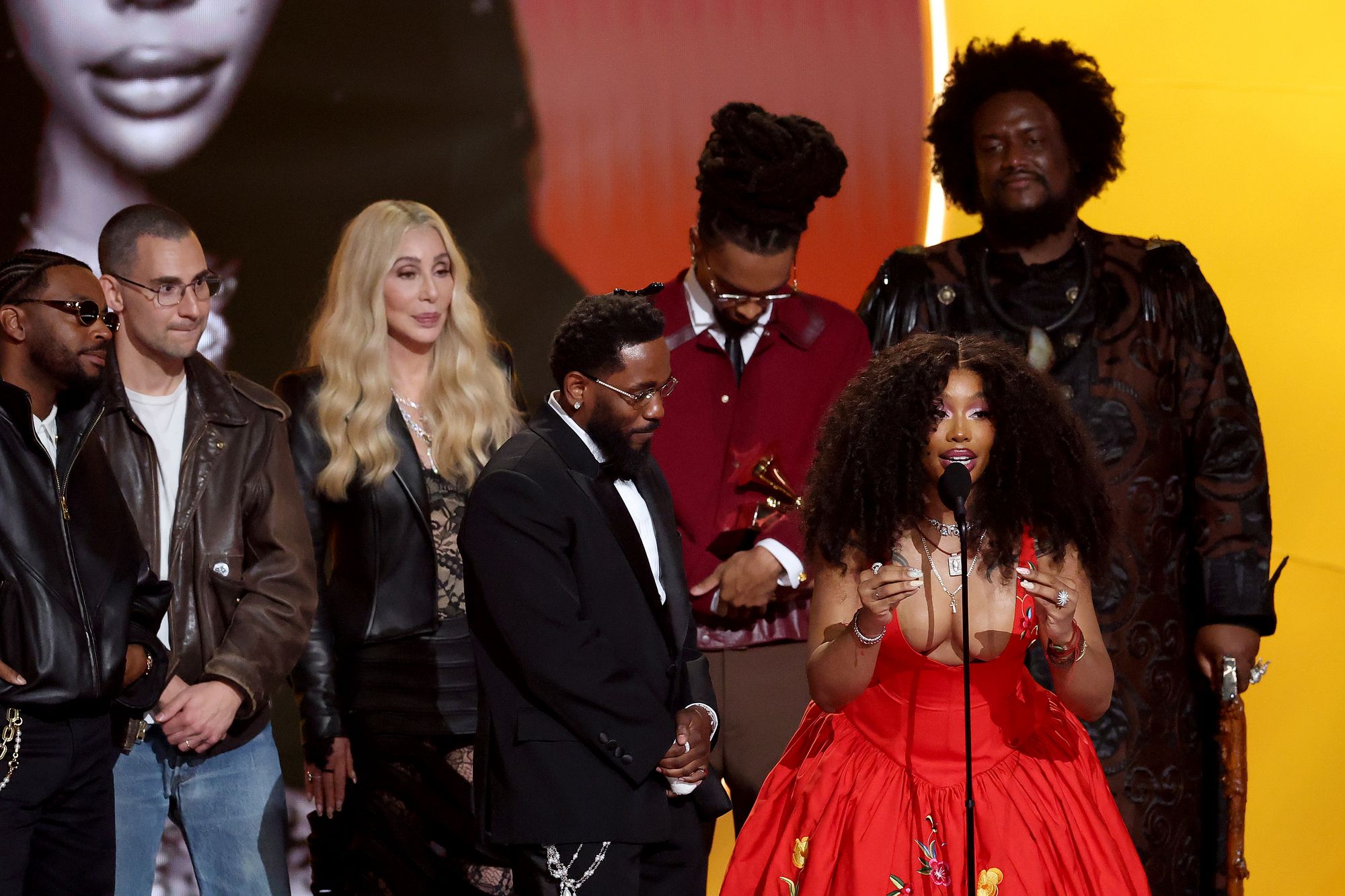 SZA pide no caer en la desesperación al aceptar junto a Kendrick Lamar el Grammy a disco del año por ‘Luther’