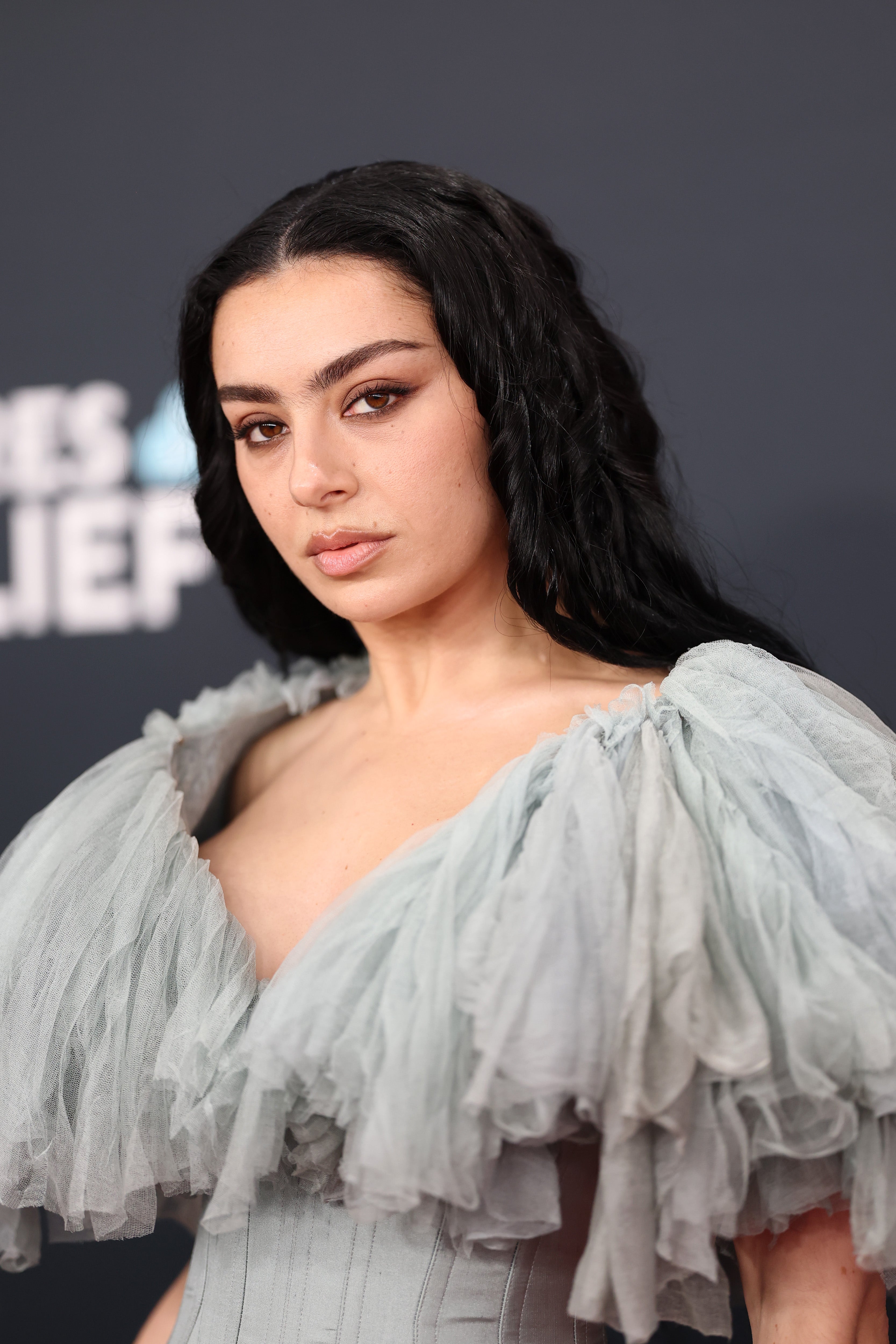 La cantante Charli XCX fue cuestionada por su decisión de no querer tener hijos en el podcast de Bateman