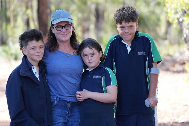 <p>Austin Appelbee, a la derecha, con su hermano Beau, su madre Joanne y su hermana Grace en Gidgegannup, Australia, el 3 de febrero de 2026</p>