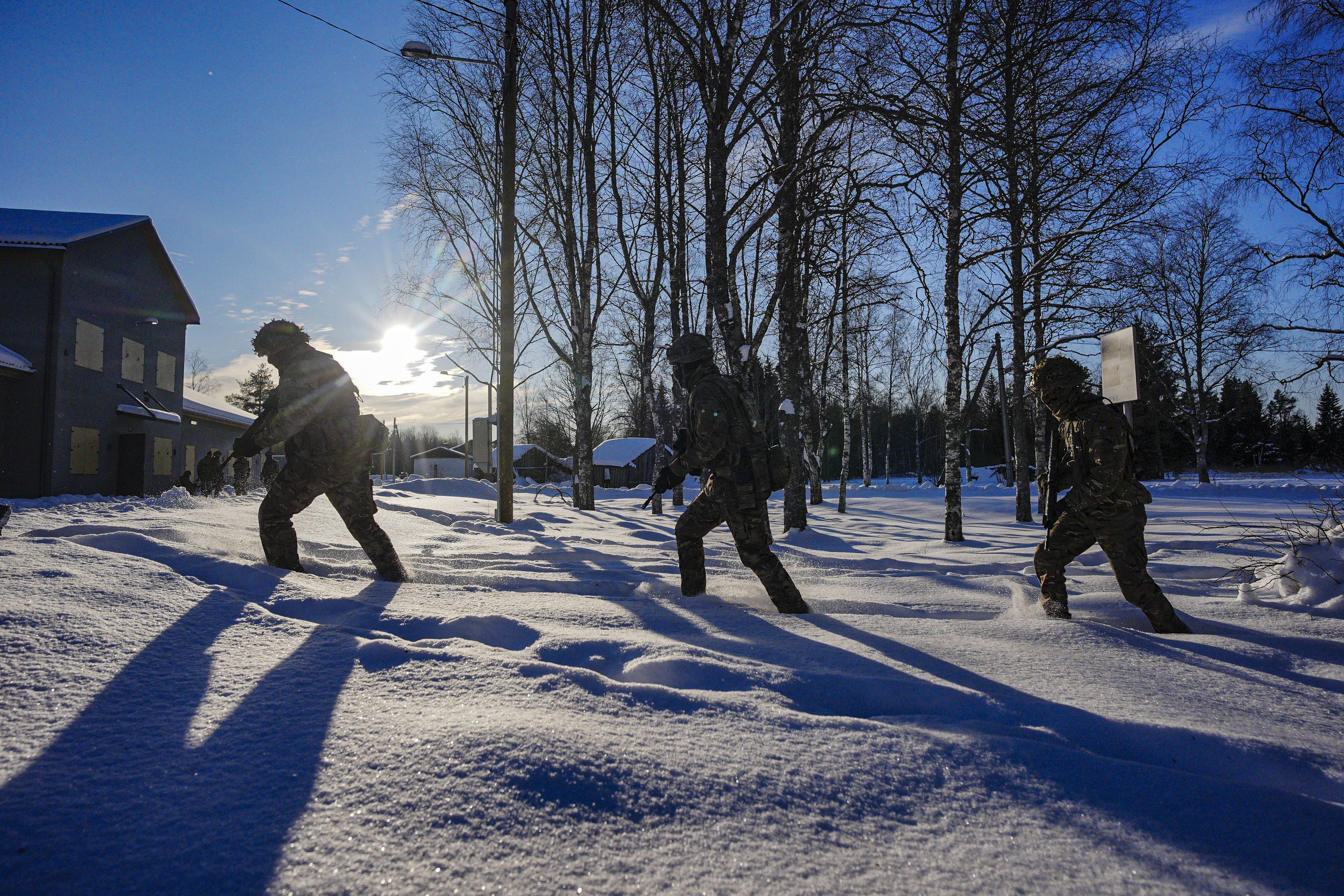 Soldados británicos patrullan sobre la nieve en Estonia