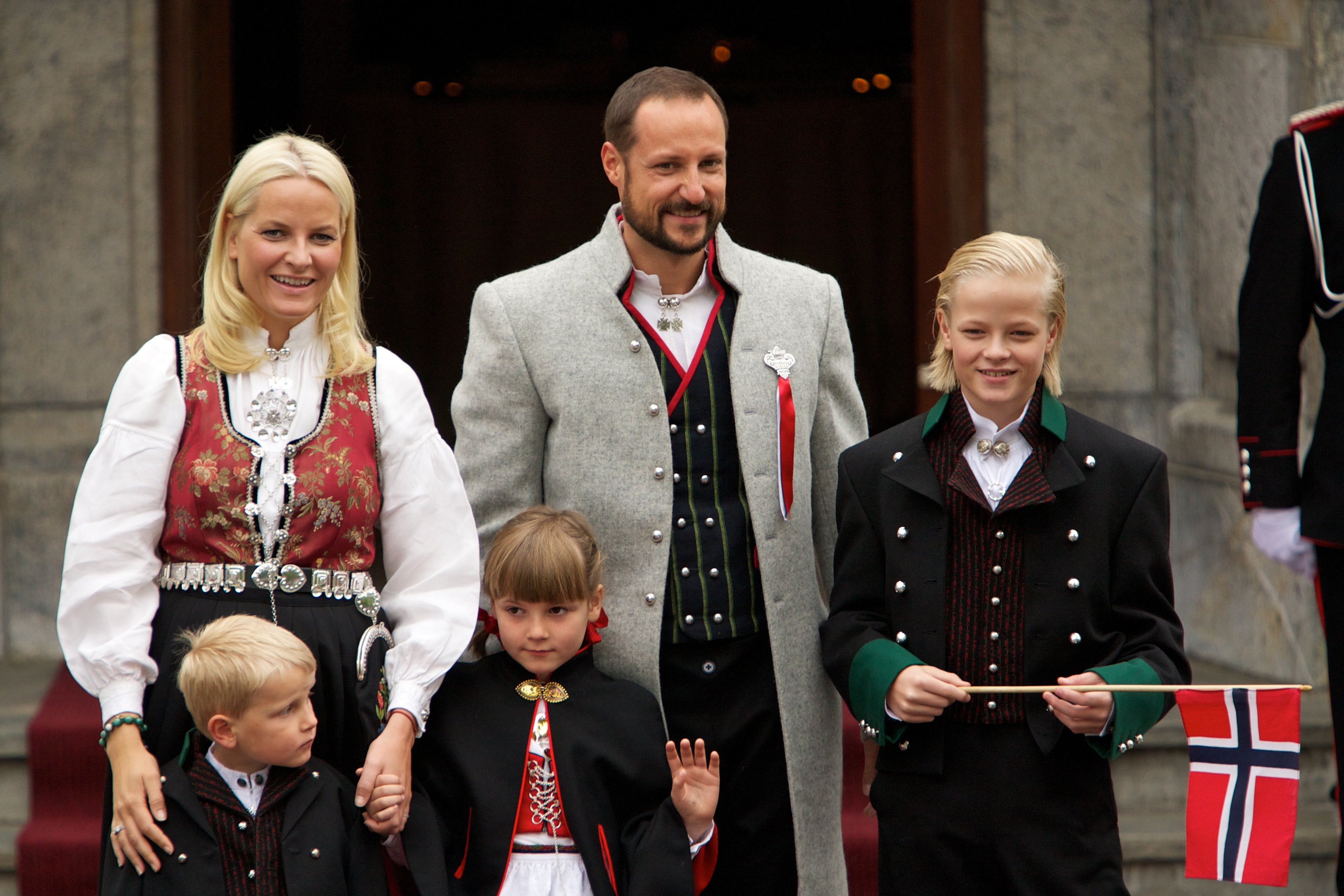 La princesa heredera Mette-Marit Tjessem Høiby (izquierda), junto a su esposo, el príncipe heredero Haakon Magnus (centro), y Marius Borg Høiby (derecha), en una imagen de 2011. También aparecen el príncipe Sverre Magnus (al frente, a la izquierda) y la princesa Ingrid Alexandra (al frente, al centro).