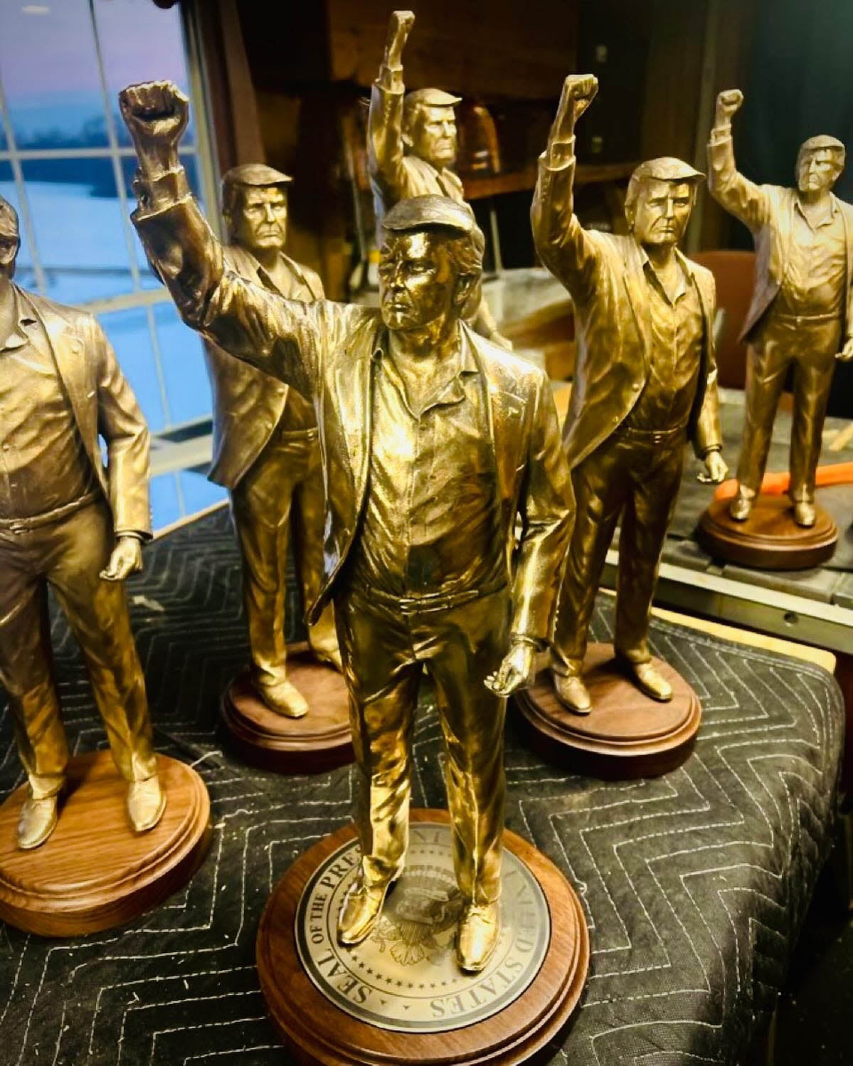 En esta fotografía de la página de Instagram del escultor, aparecen pequeñas maquetas de la próxima estatua de Trump