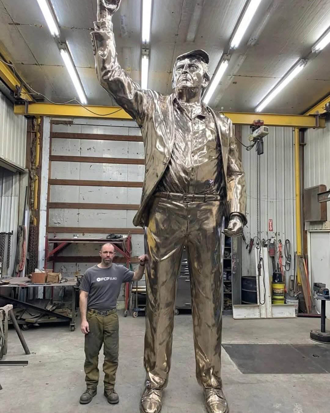 Se está creando una nueva estatua de Donald Trump que se colocará en su club de golf de Miami. Una imagen de una estatua gigante de Trump realizada hace un año por el artista Alan Cottrill