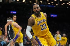 James y Doncic ayudan a Lakers a vencer a Nets 125-109 en el regreso de Austin Reaves tras lesión