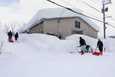 El norte de Japón sufre nevadas letales entre alertas de más nieve