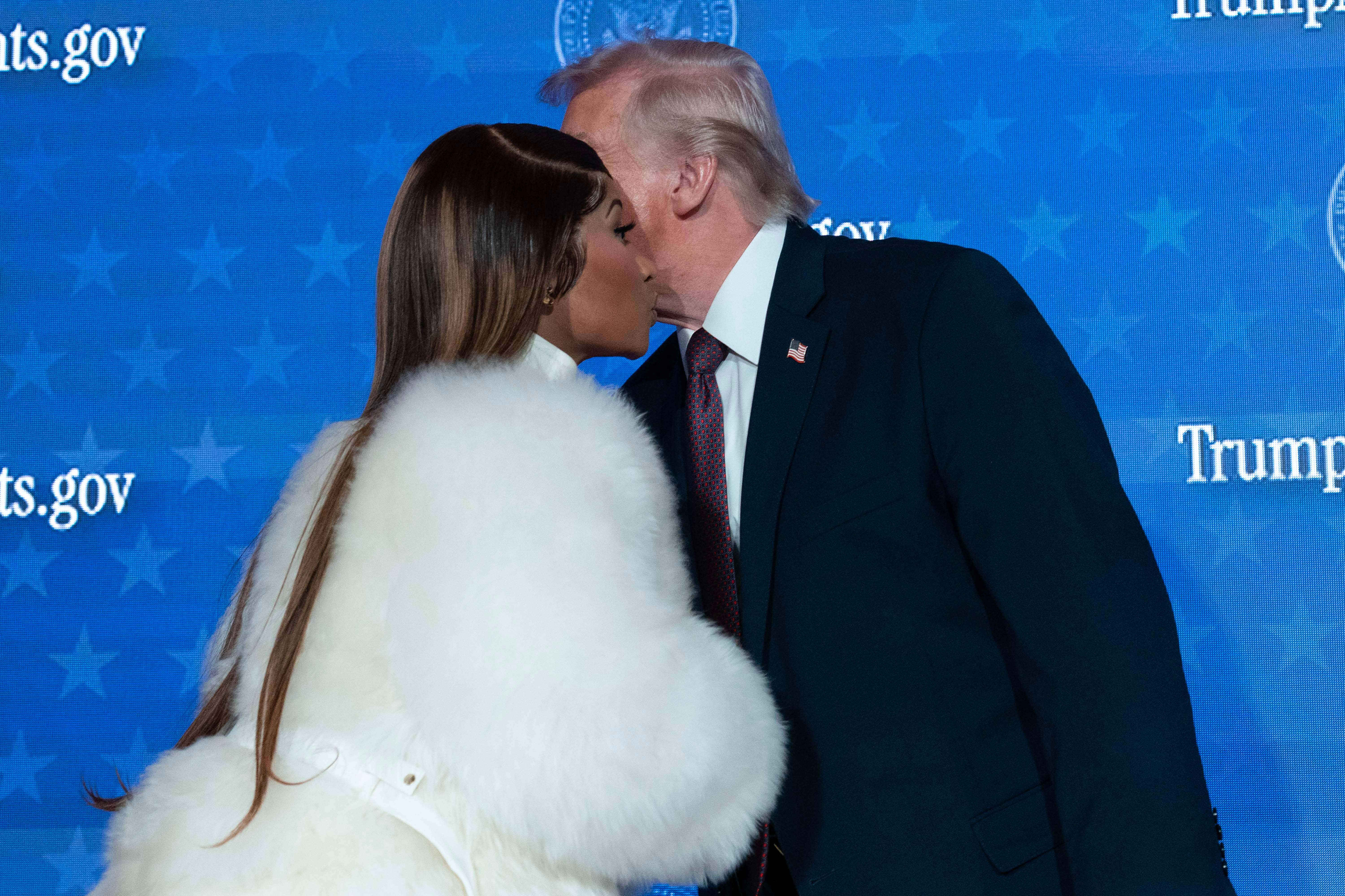 El presidente Donald Trump saluda a Nicki Minaj en el escenario durante un evento por las Cuentas de Trump