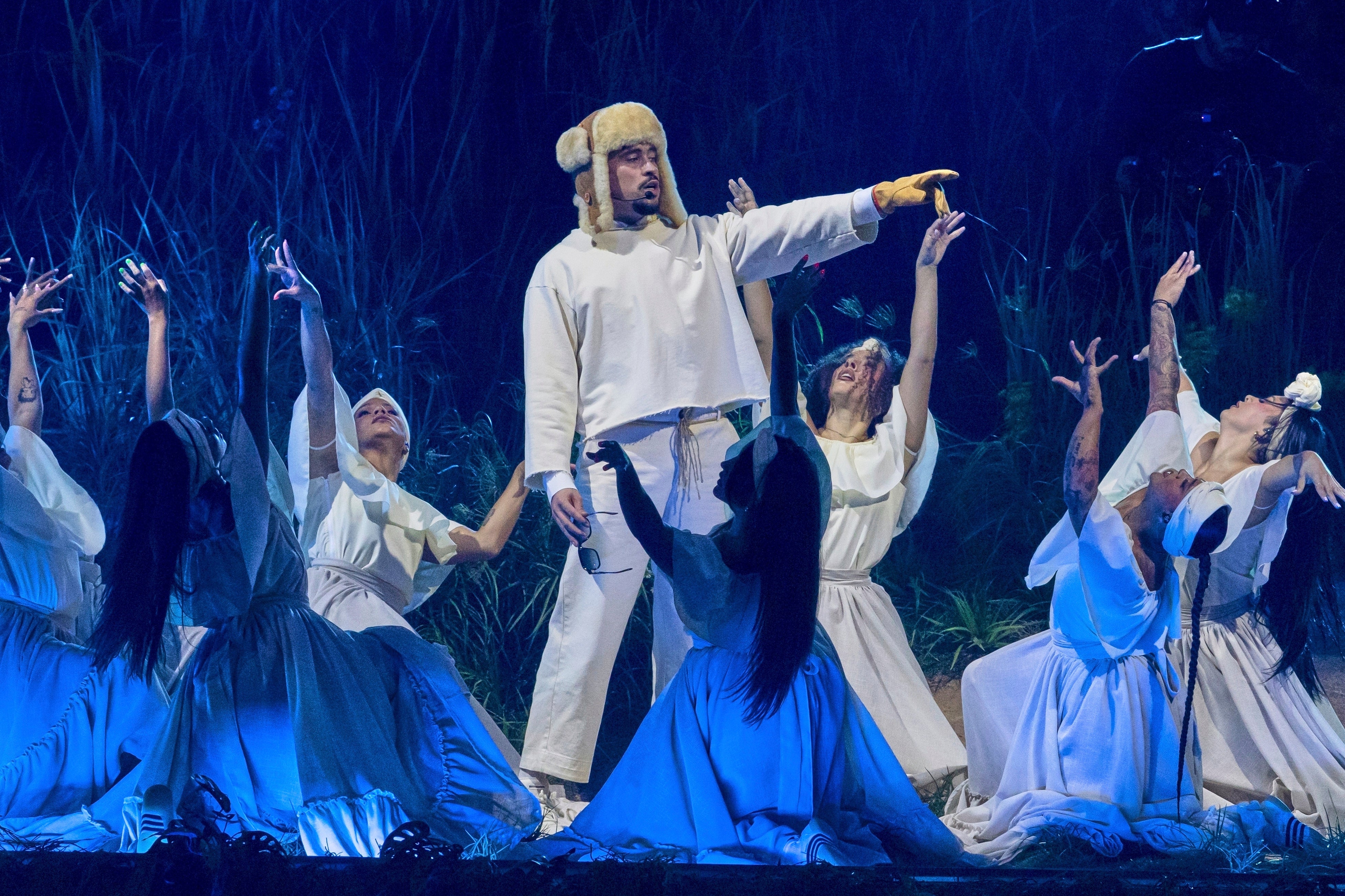 El domingo, se espera que cante únicamente en español, llevando la identidad latina al centro del evento televisivo más visto de Estados Unidos.