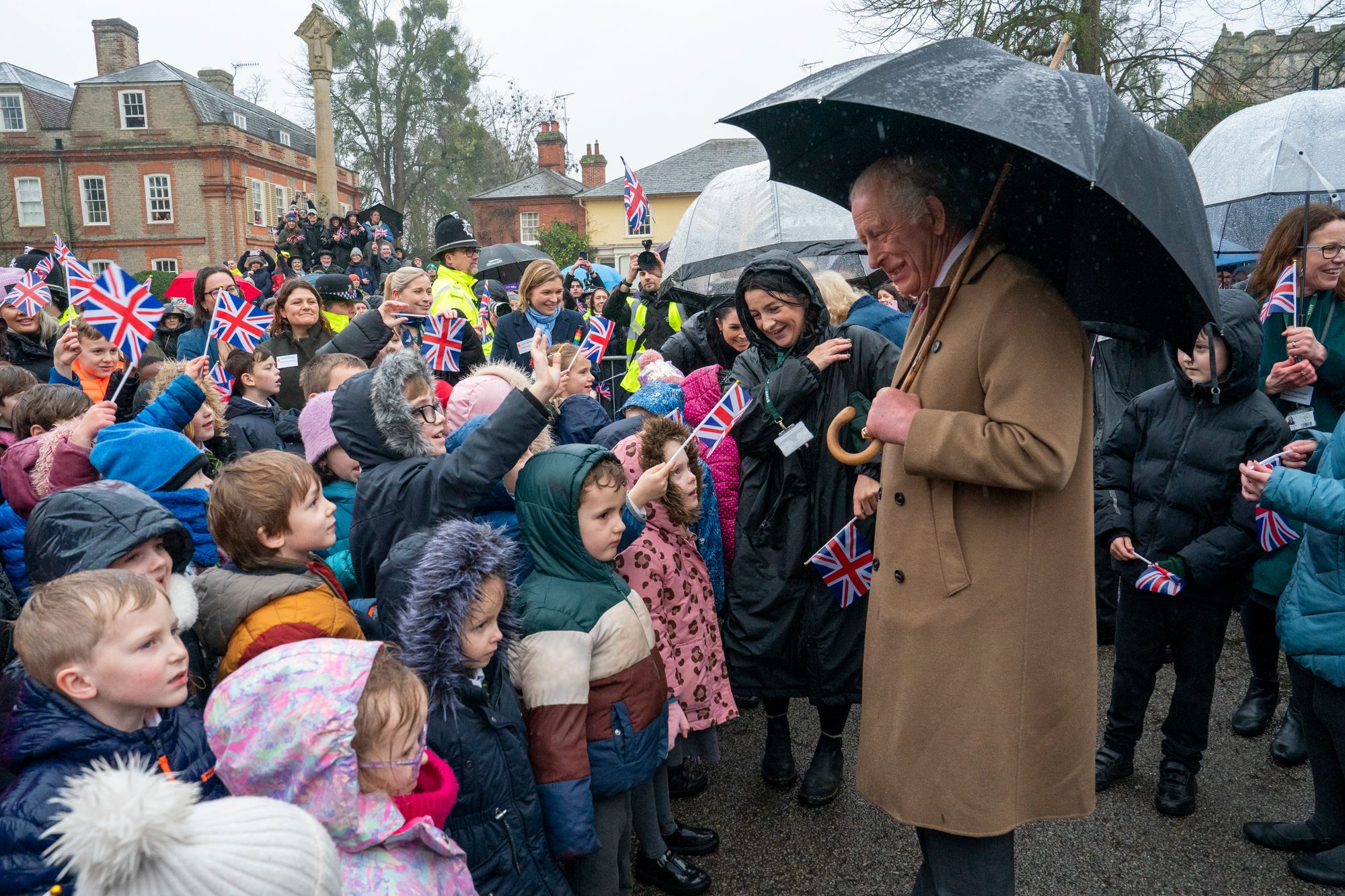 Al parecer, un periodista también preguntó al rey Carlos por su hermano