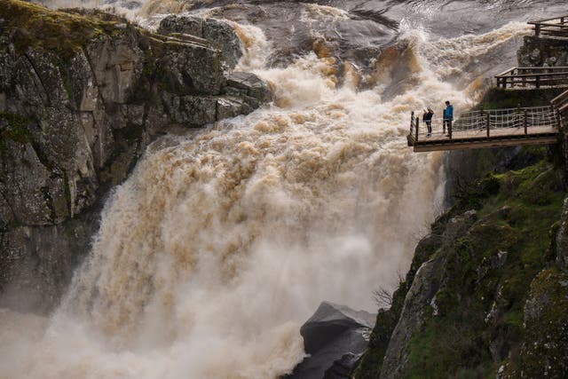 <p>La gente observa la cascada del Pozo de los Humos durante las inundaciones en la provincia de Salamanca</p>