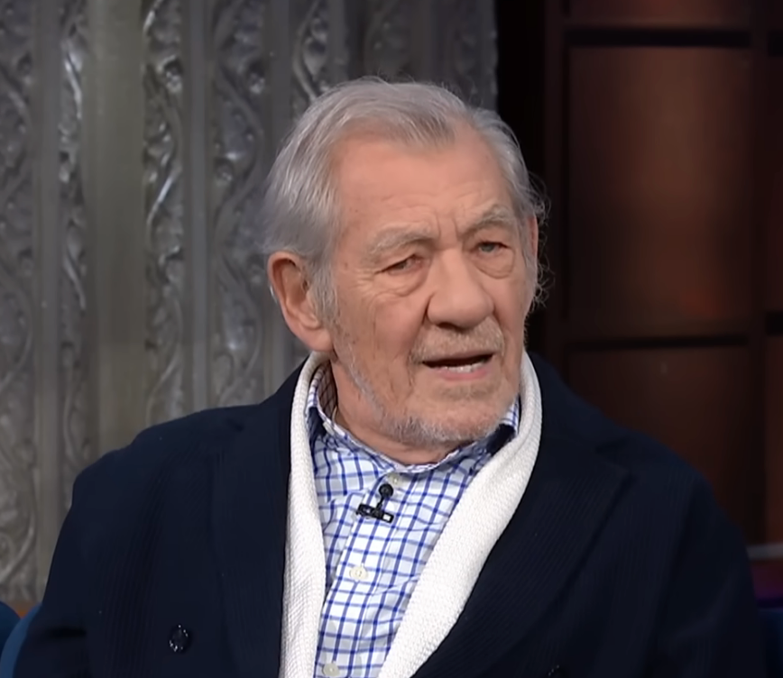 Ian McKellen apareció en el programa nocturno de Stephen Colbert y reveló que volverá a interpretar a Gandalf