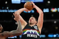 Triple-doble de Jokic lleva a Nuggets a victoria 136-120 sobre Bulls para romper racha de 3 derrotas