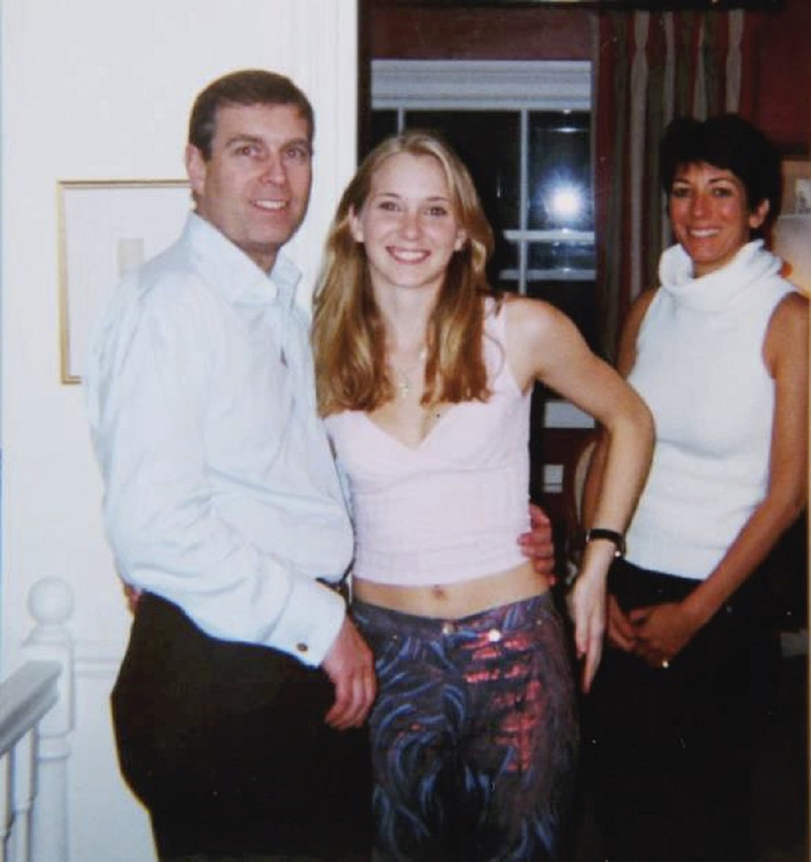 Esta foto publicada por el Departamento de Justicia de EE. UU. parece mostrar a Andrés con Virginia Giuffre, en el centro, y Maxwell