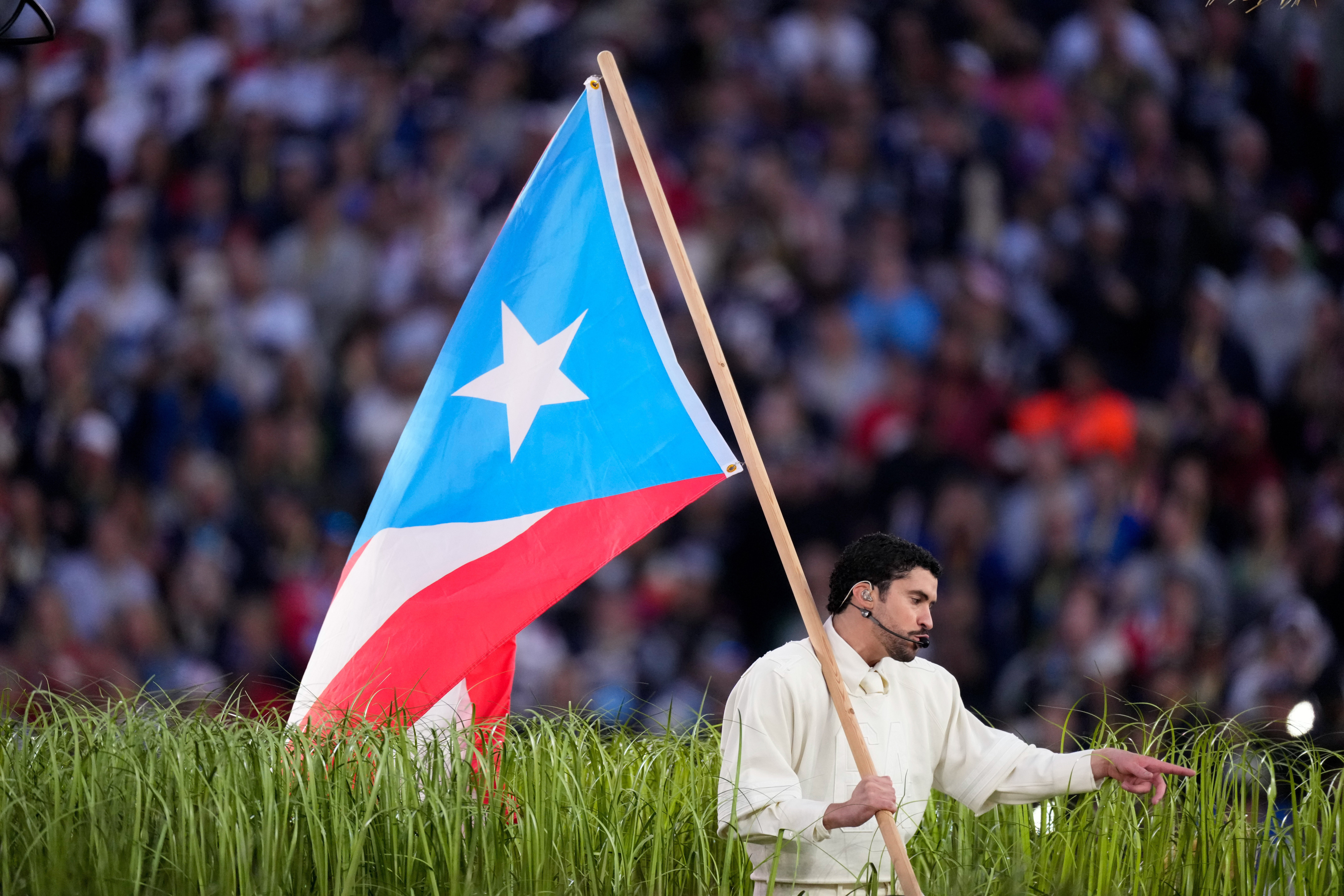 Bad Bunny agita con orgullo la bandera de Puerto Rico durante su presentación en el espectáculo de medio tiempo del Super Bowl 60