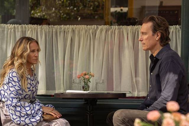 <p>Incómodo momento: Sarah Jessica Parker y John Corbett protagonizan una escena tensa en ‘And Just Like That...’</p>