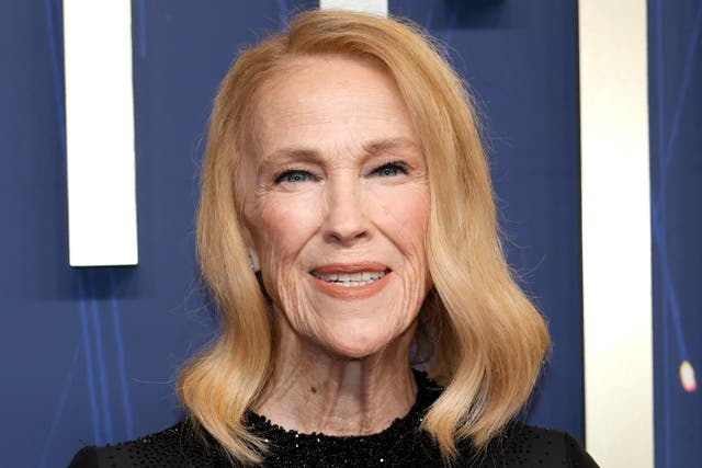 <p>Catherine O’Hara posa en los Emmy en septiembre de 2025; la actriz murió en enero a los 71 años</p>