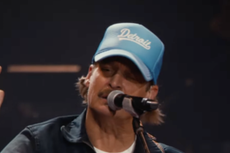 Kid Rock es blanco de burlas por “hacer playback” en show alternativo del Super Bowl