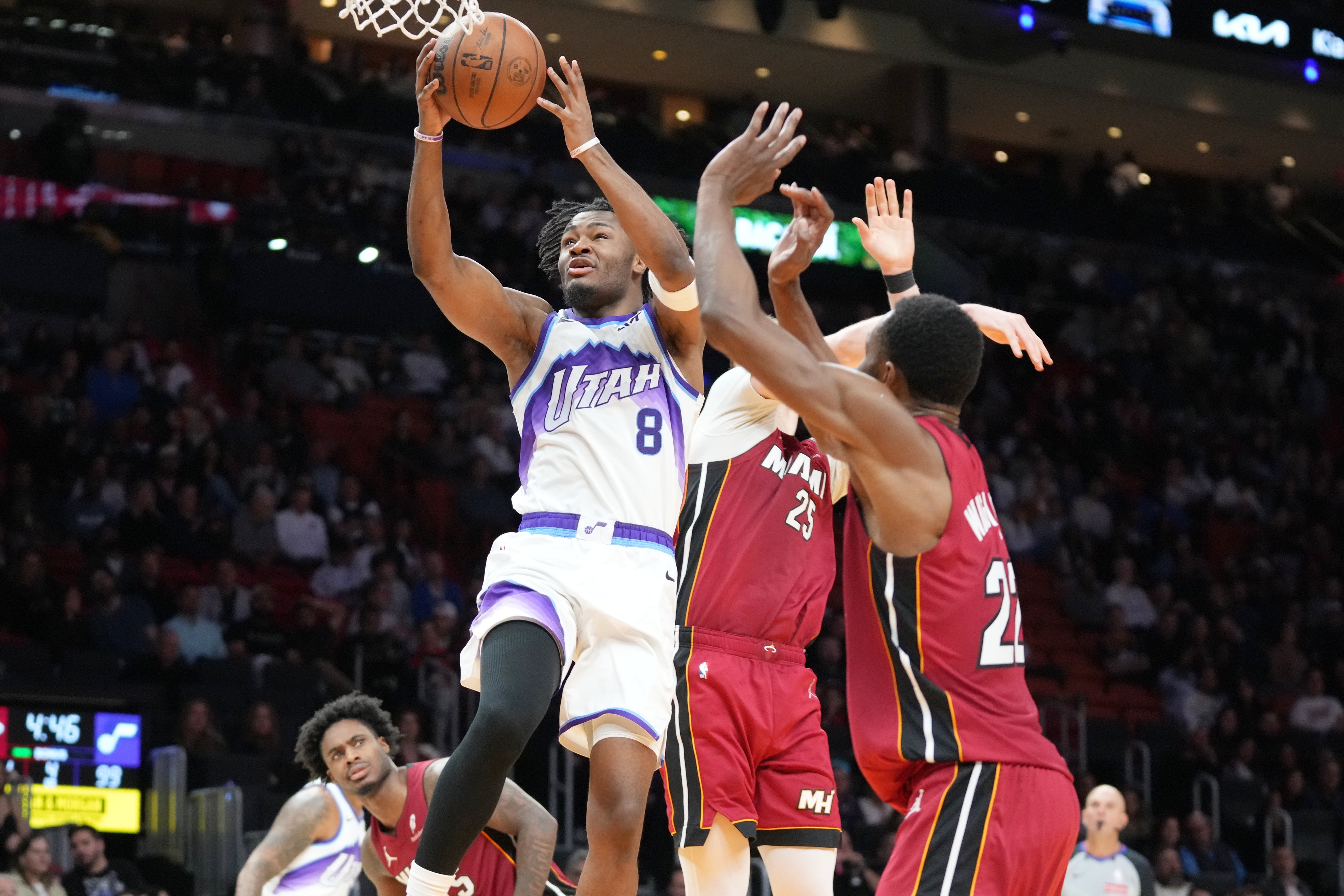 Sensabaugh anota triple al final y el Jazz vence 115-111 al Heat