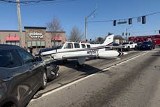 Avioneta aterriza de emergencia en una avenida en Georgia; impacta 3 vehículos