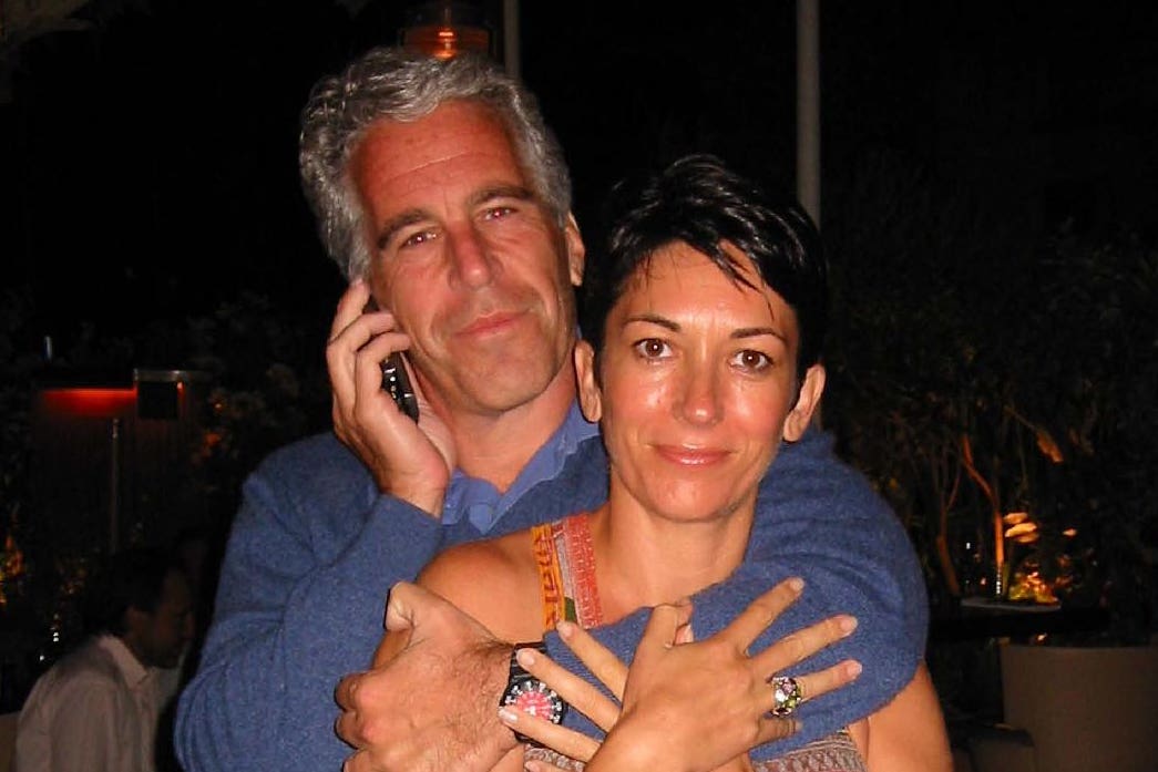 Epstein y Ghislaine Maxwell aparecen juntos en una de las imágenes publicadas por el DOJ bajo la Ley de Transparencia de los Archivos Epstein