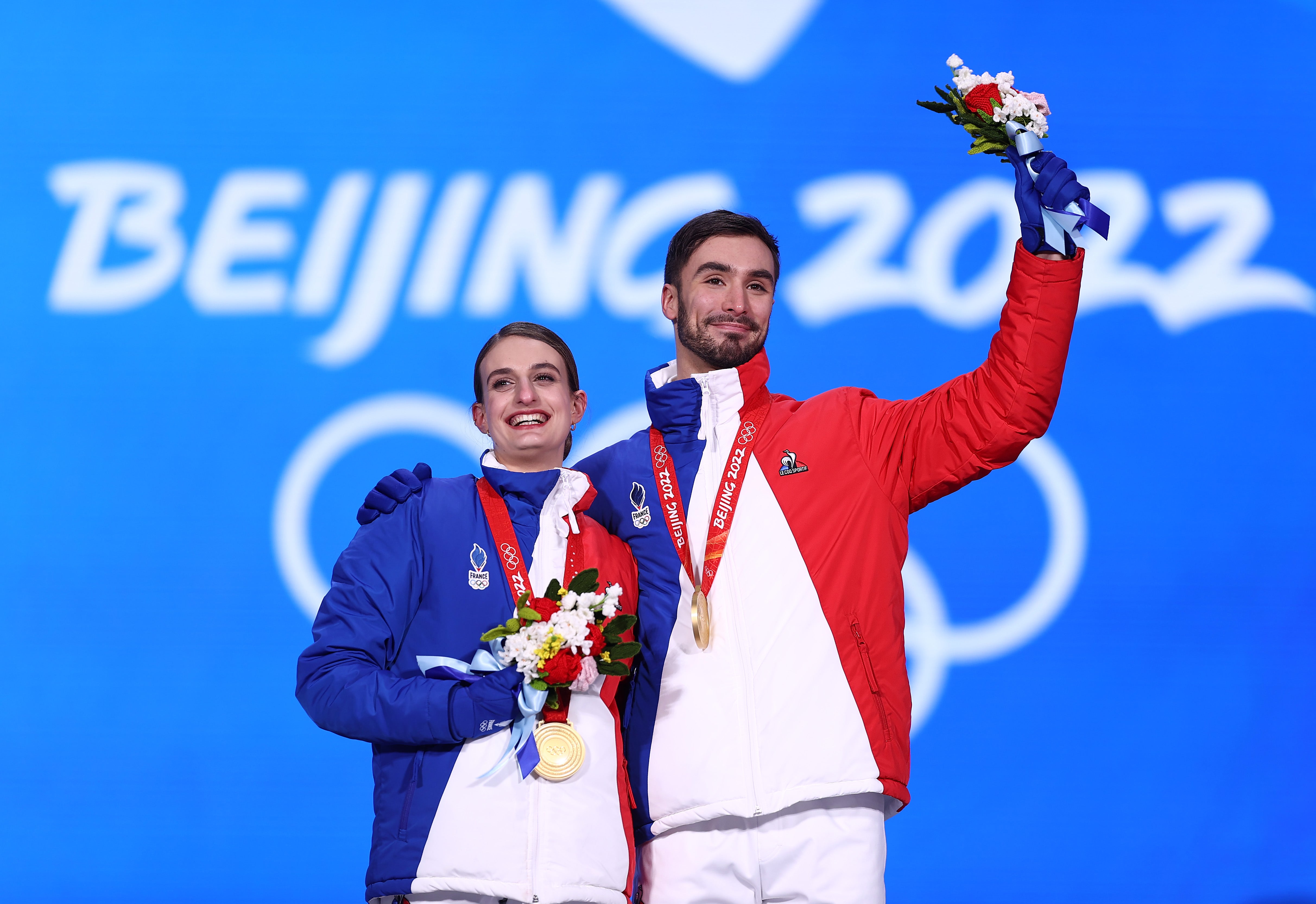 Los medallistas de oro Gabriella Papadakis y Guillaume Cizeron en los Juegos Olímpicos de Invierno de Beijing 2022; desde entonces se distanciaron públicamente tras las acusaciones de acoso que ella formuló contra su excompañero