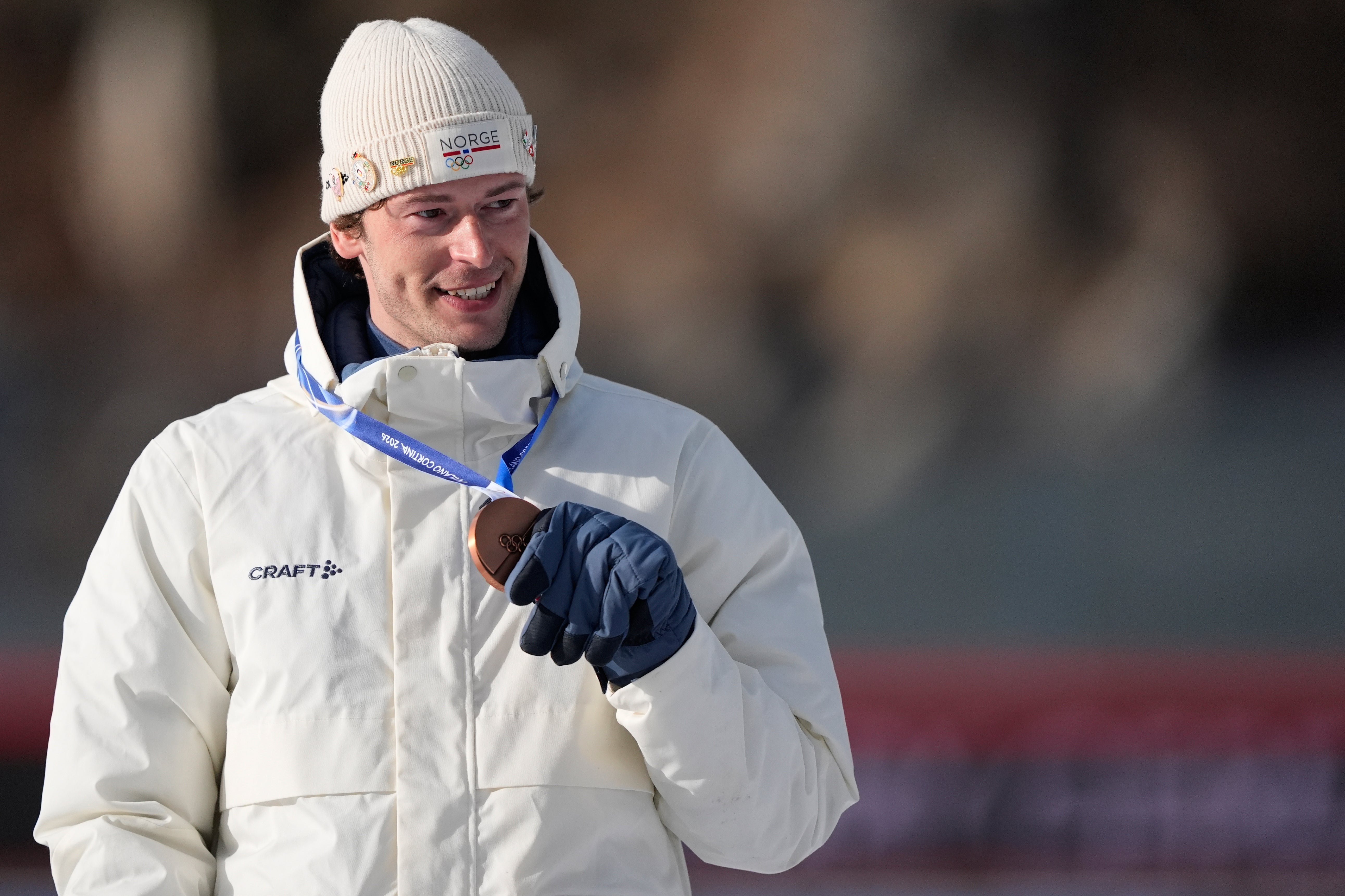 Biatleta noruego lamenta confesión en TV que eclipsó oro olímpico de su compañero