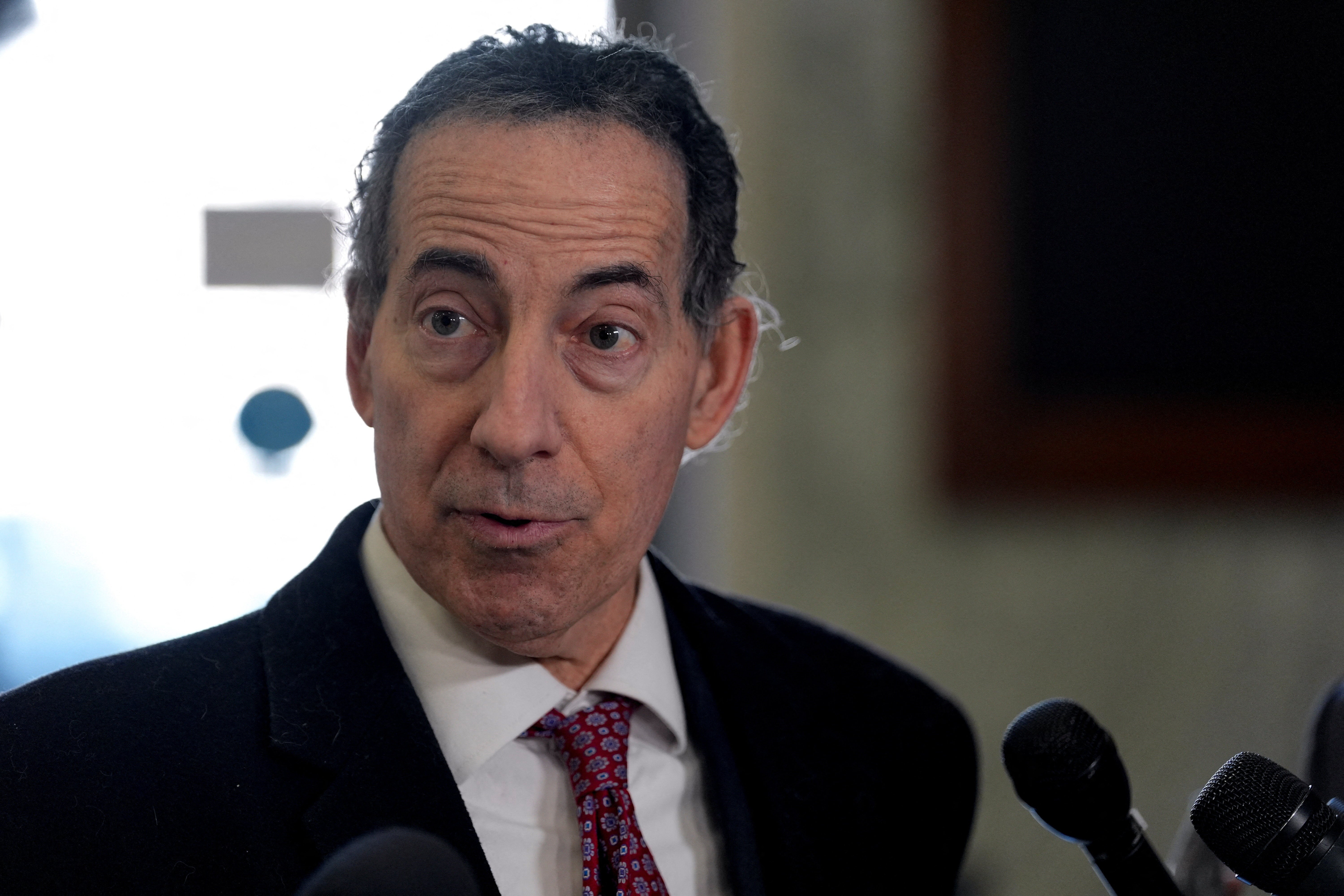 El representante Jamie Raskin habla con la prensa tras revisar la versión sin censura de los archivos de Jeffrey Epstein en el Departamento de Justicia de Estados Unidos, en Washington D. C., el 9 de febrero de 2026