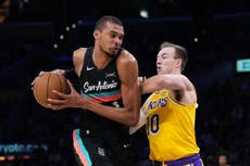 Victor Wembanyama anota 37 de 40 en la 1ª mitad y Spurs aplastan 136-108 a Lakers incompletos