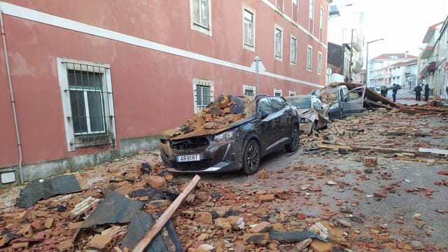 <p>Vehículos dañados tras desplomarse sobre ellos el tejado de un edificio durante el paso de la tormenta Kristin en Figueira da Foz, Portugal</p>