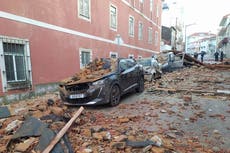 Inundaciones en Portugal: evacúan a miles y colapsa una autopista