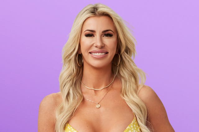 <p>Elissa Finley usó accidentalmente un bote de pegamento para uñas entre una cita y otra, pensando que eran gotas para los ojos, lo que provocó que la enviaran al hospital para que le lavaran los ojos</p>